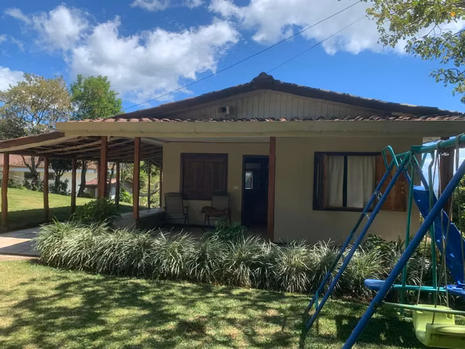 Se vende casa en Poas de Alajuela con terreno amplio y áreas verdes - Imagen 4