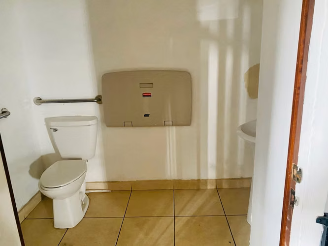 Alquiler Edificio para Oficinas o negocio con 25 parqueos - Imagen 6