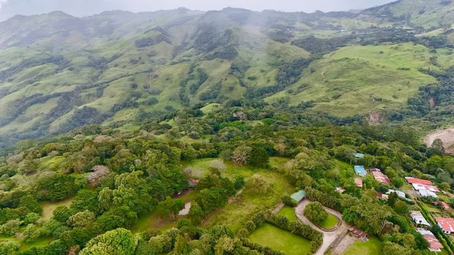 Cabaña rodeada en naturaleza y cerca de la playa - Miramar, Puntarenas