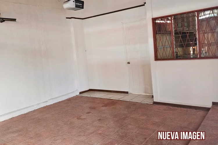 EN VENTA - Casa de 2 niveles - Uso Mixto - Moravia