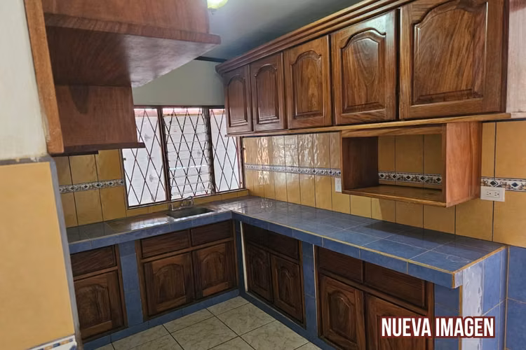 EN VENTA - Casa de 2 niveles - Uso Mixto - Moravia