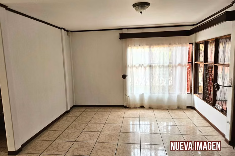 EN VENTA - Casa de 2 niveles - Uso Mixto - Moravia