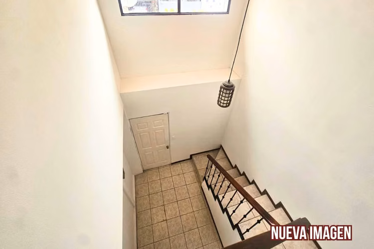 EN VENTA - Casa de 2 niveles - Uso Mixto - Moravia