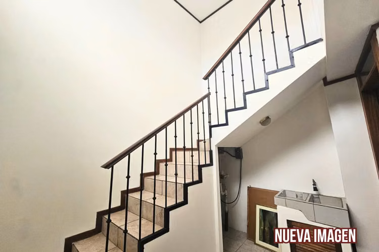 EN VENTA - Casa de 2 niveles - Uso Mixto - Moravia