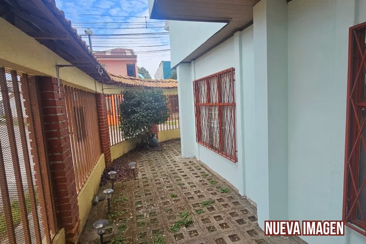 EN VENTA - Casa de 2 niveles - Uso Mixto - Moravia