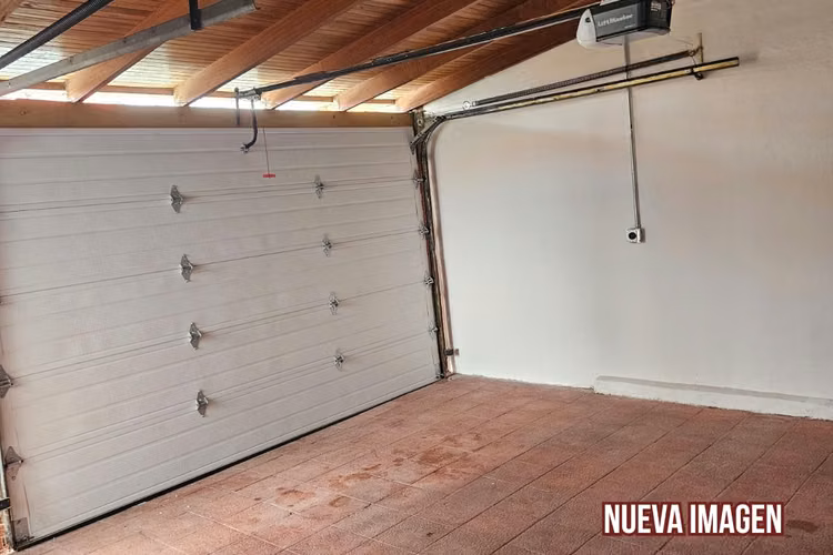 EN VENTA - Casa de 2 niveles - Uso Mixto - Moravia
