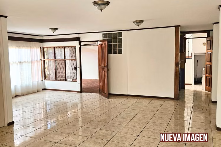 EN VENTA - Casa de 2 niveles - Uso Mixto - Moravia