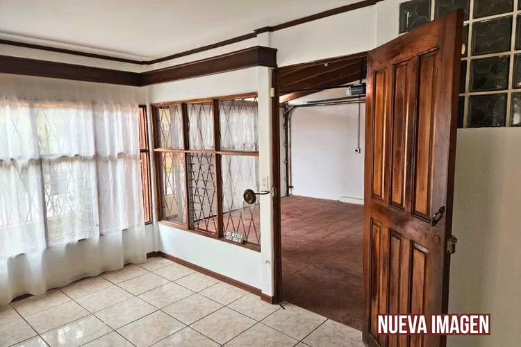 EN VENTA - Casa de 2 niveles - Uso Mixto - Moravia