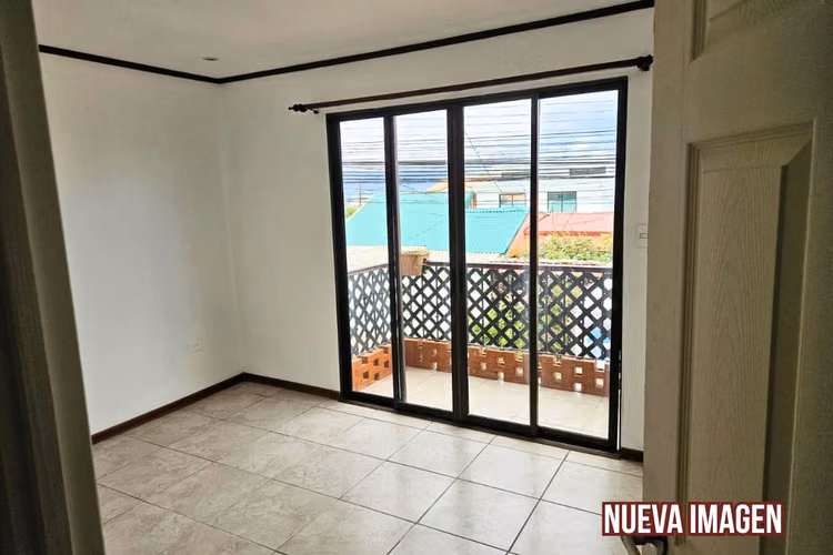 EN VENTA - Casa de 2 niveles - Uso Mixto - Moravia