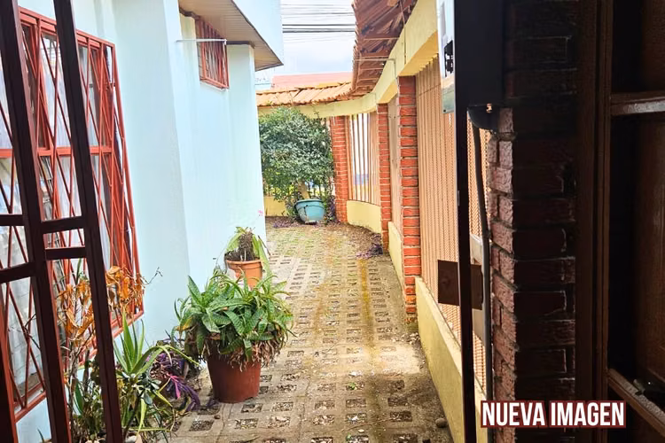 EN VENTA - Casa de 2 niveles - Uso Mixto - Moravia