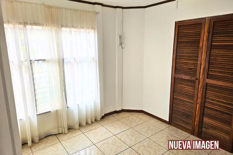 EN VENTA - Casa de 2 niveles - Uso Mixto - Moravia