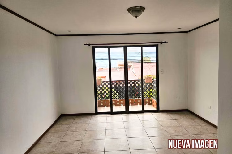 EN VENTA - Casa de 2 niveles - Uso Mixto - Moravia
