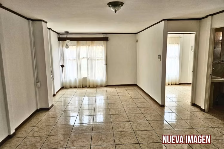 EN VENTA - Casa de 2 niveles - Uso Mixto - Moravia