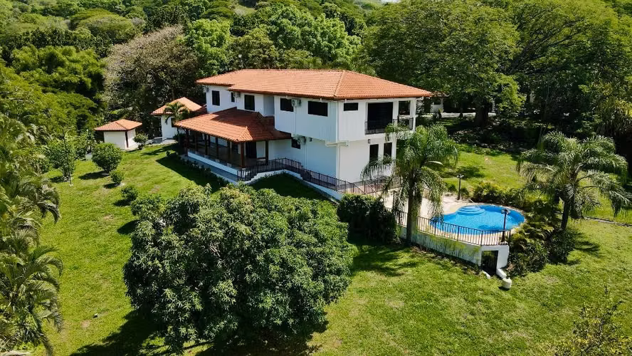 Villa Los Guanacastes en Venta, Espectacular Casa de Lujo con Pozo Privado, Atenas, Alajuela.