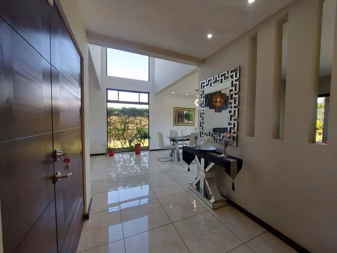 Venta Casa moderna con dormitorio en planta baja + amplio patio – La Guácima