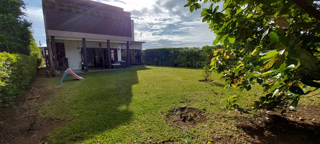 Venta Casa moderna con dormitorio en planta baja + amplio patio – La Guácima