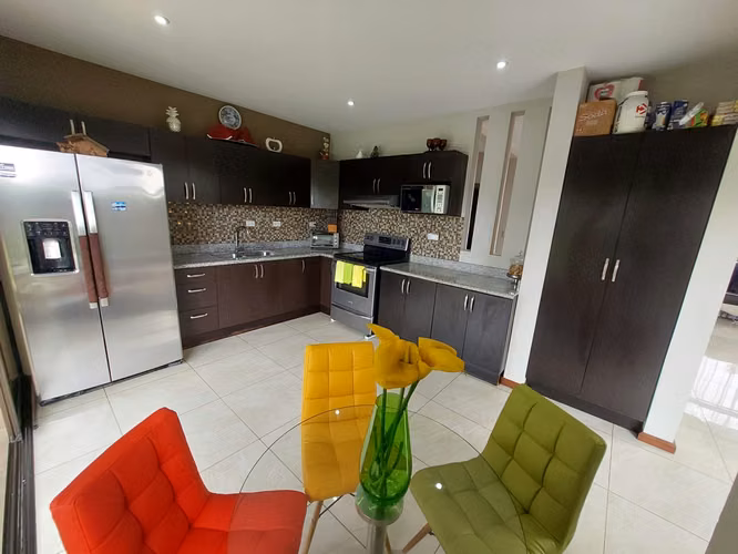 Venta Casa moderna con dormitorio en planta baja + amplio patio – La Guácima