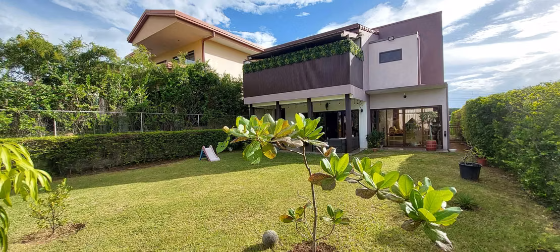 Venta Casa moderna con dormitorio en planta baja + amplio patio – La Guácima