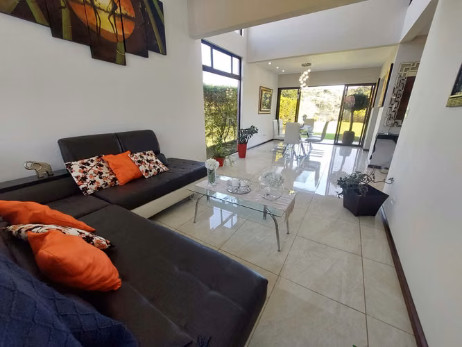 Venta Casa moderna con dormitorio en planta baja + amplio patio – La Guácima