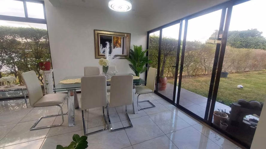 Venta Casa moderna con dormitorio en planta baja + amplio patio – La Guácima