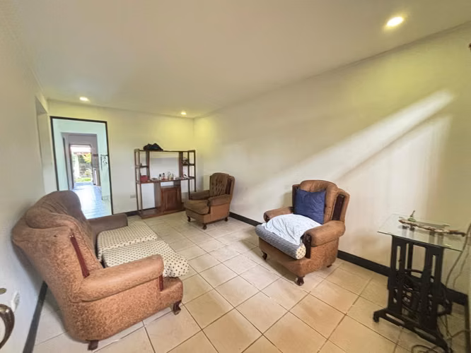 Gran Oportunidad: Casa con 2 Apartamentos para Vivir o Invertir - Imagen 2