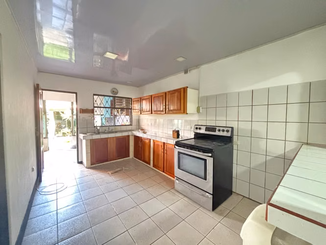 Gran Oportunidad: Casa con 2 Apartamentos para Vivir o Invertir - Imagen 3
