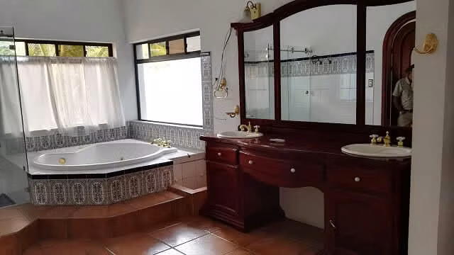 INVERSION Elegante, cómoda, 5 dorm casa ESCAZU Los Laureles - Imagen 11