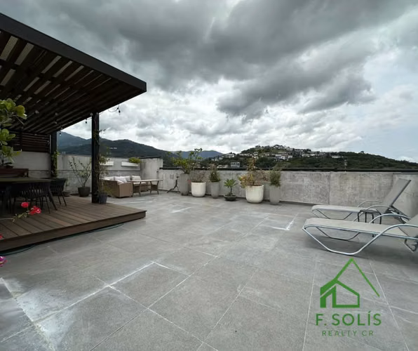 Lujoso Penthouse en venta con Terraza Privada cerca de Distrito Cuatro.
