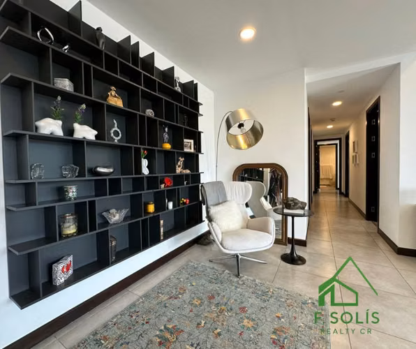 Lujoso Penthouse en venta con Terraza Privada cerca de Distrito Cuatro.