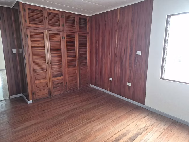 CASA AMPLIA EN GUADALUPE DE CARTAGO, ACABADOS EN MADERA COD CG-301
