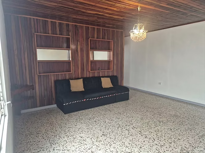 CASA AMPLIA EN GUADALUPE DE CARTAGO, ACABADOS EN MADERA COD CG-301