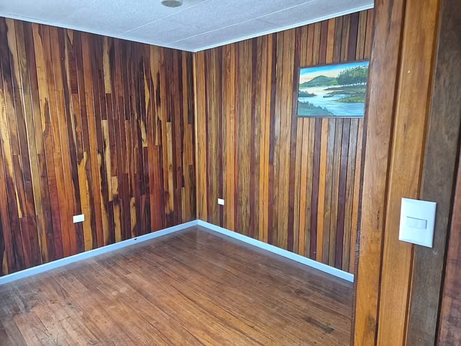 CASA AMPLIA EN GUADALUPE DE CARTAGO, ACABADOS EN MADERA COD CG-301
