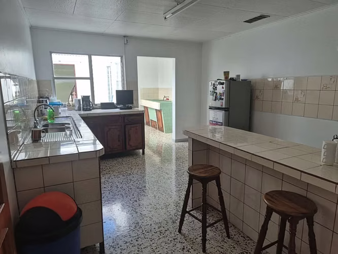 CASA AMPLIA EN GUADALUPE DE CARTAGO, ACABADOS EN MADERA COD CG-301