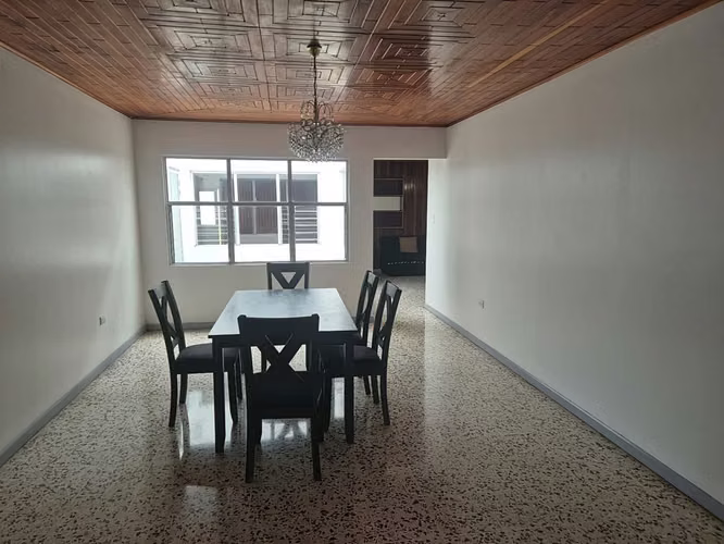 CASA AMPLIA EN GUADALUPE DE CARTAGO, ACABADOS EN MADERA COD CG-301