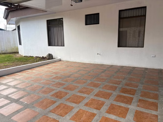 Residencial Monserrat – Casa Esquinera 1 Planta, cerca de todo - Imagen 2