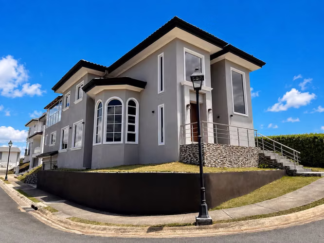 Casa de 2 niveles en condominio Tierras del Este, Curridabat