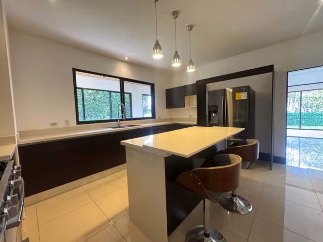 ALQUILER DE CASA EN LOMAS DEL VALLE* - Imagen 2
