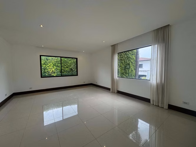 ALQUILER DE CASA EN LOMAS DEL VALLE* - Imagen 5
