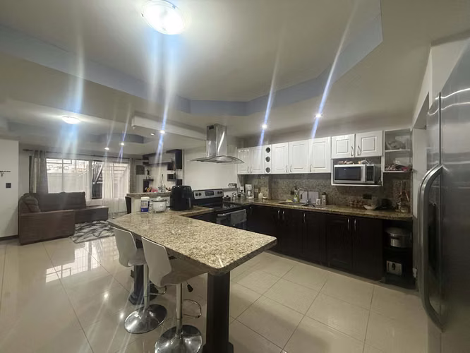 Venta de Casa en Coronado de una planta con 3 apartamentos