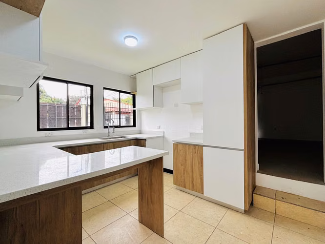 Piedades Sta Ana-Recién remodelada-3 hab+2.5 baños-Oficina-Patio-4 parqueos - Imagen 6