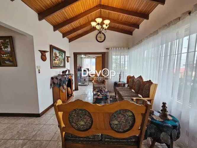 Venta de casa grande con uso de suelo comercial. San Joaquín de Flores - Imagen 2