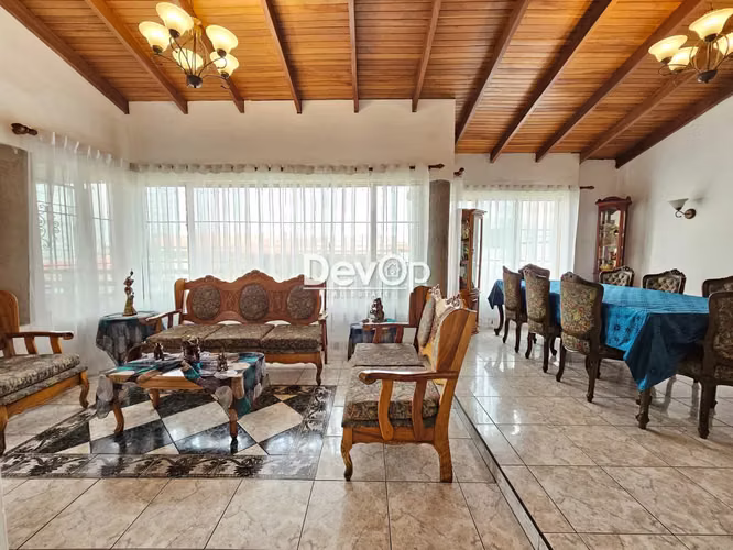Venta de casa grande con uso de suelo comercial. San Joaquín de Flores - Imagen 3