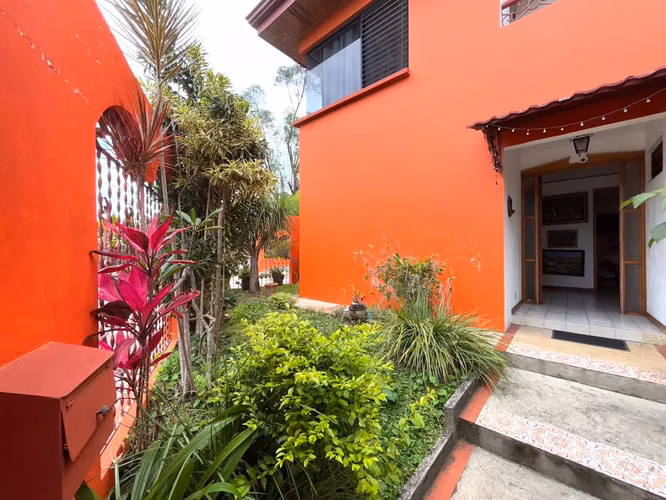 VENTA DE LOTE EN LOS LAURELES CON DOS CASAS - ESCAZU - Imagen 2
