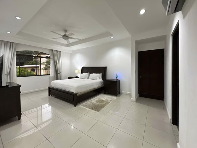 Venta de amplia casa en condominio en Brasil de Mora