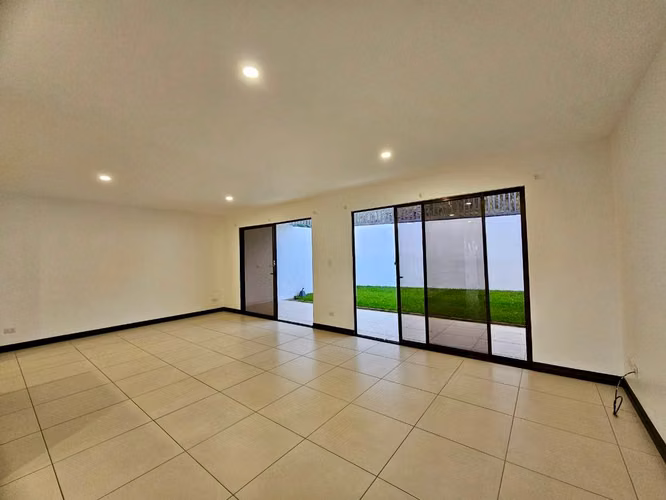Se vende Casa en Condominio en Guayabos de Curridabat