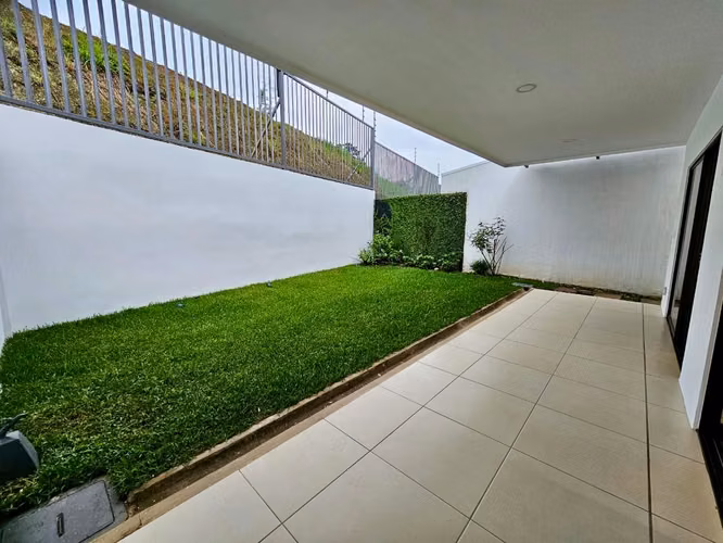 Se vende Casa en Condominio en Guayabos de Curridabat