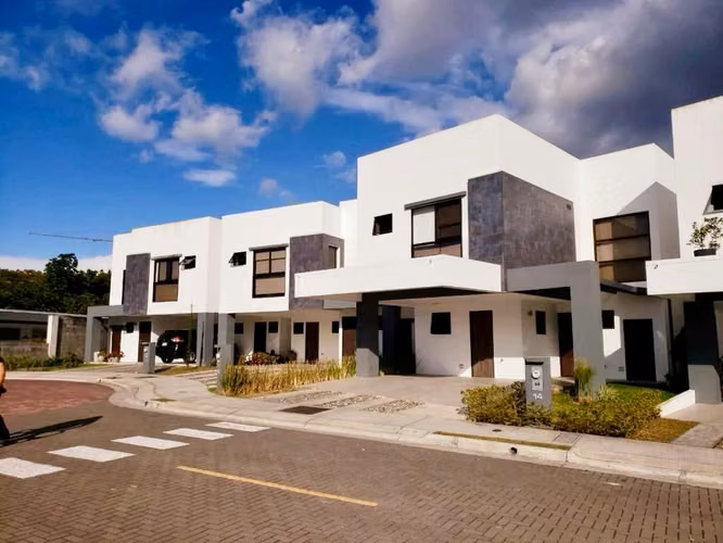 Se vende Casa en Condominio en Guayabos de Curridabat