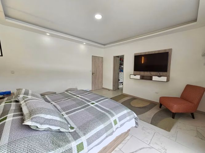 Venta de apartamento, 4 habitaciones. Uruca