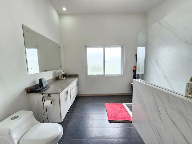 Venta de apartamento, 4 habitaciones. Uruca