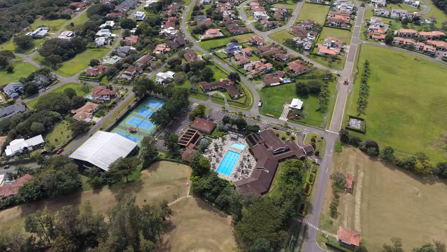 Renta Casa Toscana en Hacienda Los Reyes | La Guácima | 1,200 m² Lote - Imagen 1